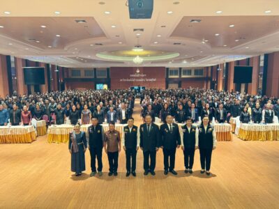 วันที่ 7 พฤษภาคม 2569 ณ ห้องประชุมชมพูพันธุ์ทิพย์ มหาวิทยาลัยเทคโนโลยีราชมงคลอีสาน วิทยาเขตสุรินทร์ จังหวัดสุรินทร์ โดยมหาวิทยาลัยเทคโนโลยีราชมงคลอีสาน วิทยาเขตสุรินทร์ จัดโครงการเสริมสร้างวินัยการเงินการคลังของรัฐเพื่อเพิ่มประสิทธิภาพการใช้จ่ายงบประมาณ โดยมีวัตถุประสงค์เพื่อสร้างความตระหนักรู้ด้านวินัยการเงินการคลังให้แก่ผู้บริหารและบุคลากรภาครัฐ ป้องกันและลดความเสี่ยงจากการไม่ปฏิบัติตามกฎหมาย และระเบียบที่เกี่ยวข้อง รวมทั้งเพิ่มประสิทธิภาพการใช้จ่ายงบประมาณของหน่วยงานในจังหวัดสุรินทร์ให้เกิดความคุ้มค่าสูงสุด สอดคล้องกับหลักธรรมาภิบาลและนโยบายของภาครัฐ โดยมีนายจำเริญ แหวนเพ็ชร ผู้ว่าราชการจังหวัดสุรินทร์ เป็นประธานเปิดโครงการ และรองศาสตราจารย์ ดร.โฆษิต ศรีภูธร อธิการบดีมหาวิทยาลัยเทคโนโลยีราชมงคลอีสาน เป็นผู้กล่าวรายงานในการนี้ ได้รับเกียรติจากนายมณเฑียร เจริญผล ผู้ว่าการตรวจเงินแผ่นดิน เป็นวิทยากรบรรยายให้ความรู้ในช่วงเช้า หัวข้อ “การใช้จ่ายเงินงบประมาณของส่วนราชการและหน่วยงานภาครัฐให้เกิดผลสัมฤทธิ์และประสิทธิภาพ” และนายอภิภูธนเดชค์ อัครฆ์ธนเดชาณ์ ผู้อำนวยการสำนักตรวจเงินแผ่นดินจังหวัดสุรินทร์ และผู้อำนวยการกลุ่ม สำนักตรวจเงินแผ่นดินจังหวัดสุรินทร์ เป็นวิทยากรบรรยายช่วงบ่ายทั้งนี้ สำนักตรวจเงินแผ่นดินจังหวัดสุรินทร์ ได้ร่วมจัดบูธ “ศูนย์นวัตกรรมและให้คำปรึกษา สตจ.สุรินทร์” เพื่อให้ผู้เข้าร่วมโครงการสามารถแลกเปลี่ยนเรียนรู้และซักถามเกี่ยวกับข้อสงสัยในการใช้จ่ายเงินงบประมาณ และสามารถนำองค์ความรู้ไปประยุกต์ใช้ในการปฏิบัติงานได้อย่างถูกต้อง และเกิดประสิทธิภาพ